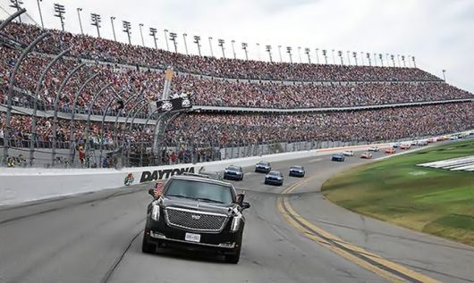 자동차경주 트랙을 돌고 있는 트럼트 대통령 전용차 ‘캐딜락 원’ [사진출처=연합뉴스]