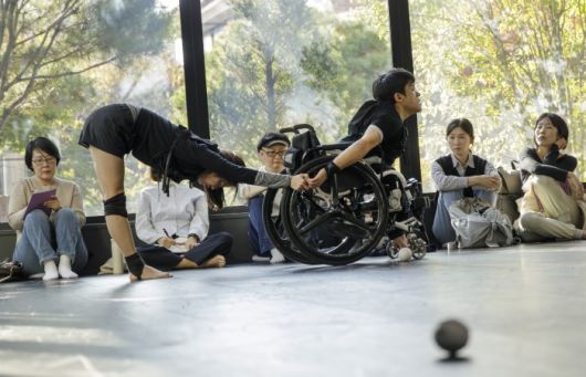 김원영·정지혜 안무가의 퍼포먼스 ‘보철(물)로서 움직이기-머신/어포던스/케어’(2024). 국립현대미술관
