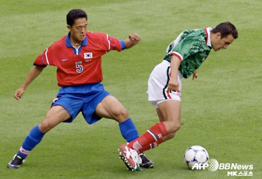 한국 U-22 축구 대표팀 이민성 감독의 선수 시절. 이민성 감독은 선수 시절 1998 프랑스 월드컵과 2002 한·일 월드컵에 출전했다. 사진=AFPBBNews=News1