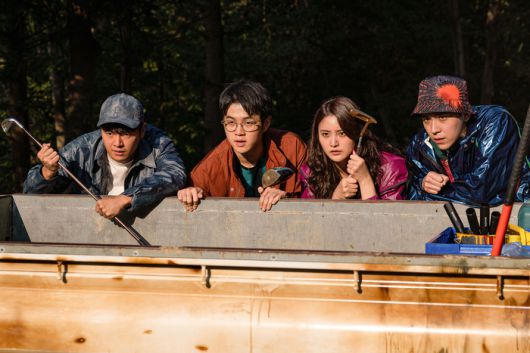 미나의 친구들은 특별한 증거도 없이 상구와 재필을 연쇄살인범으로 지목하고, 구출 작전을 세운다. [NEW]