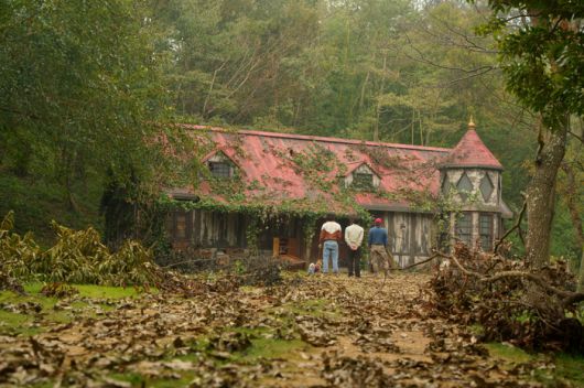 많은 공포영화에선 집이 또 다른 주인공이 된다. ‘핸섬가이즈’에서도 시골의 집이 공포의 중심이 된다. [NEW]
