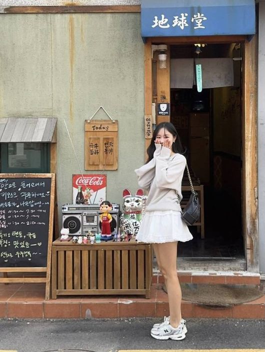 뉴발란스 스니커즈, 블랙 체인백, 내추럴한 웨이브 헤어까지 더해져 데이트하듯 설레는 분위기가 느껴졌다.사진=이솔이 SNS