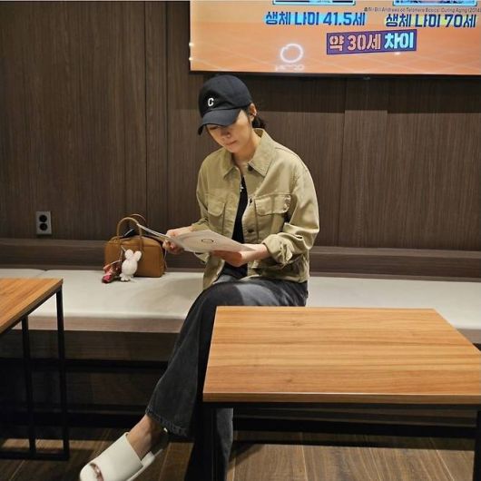 고급스러움 대신 담백함, 포즈 대신 진짜 순간을 담은 이 사진은 팬들에게 스타이면서도 엄마인 한가인의 두 얼굴을 보여줬다.사진=한가인 SNS