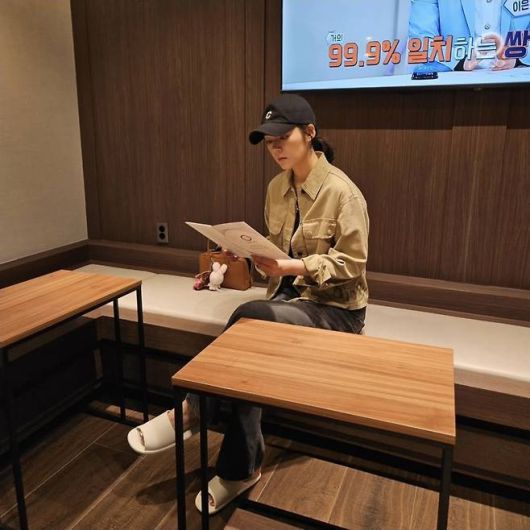 한가인은 메이크업 없이 내추럴한 민낯에 블랙 볼캡, 베이지 재킷, 와이드 데님 팬츠, 흰 슬리퍼까지 완벽한 ‘꾸안꾸’ 스타일로 편안한 일상룩을 선보였다.사진=한가인 SNS