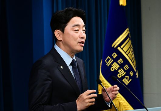 강훈식 대통령비서실장이 5일 서울 용산 대통령실청사 브리핑룸에서 발언하고 있다. [이승환 기자]