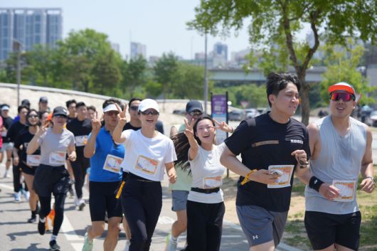 6일 현충일을 맞이해 열린 순직 경찰관 자녀를 돕는 기부 러닝 행사에서 시민과 경찰들이 함께 달리고 있다. [혜화경찰서 제공]