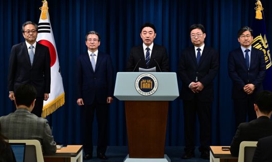 강훈식 대통령 비서실장이 6일 서울 용산 대통령실 청사에서 대통령실 실장 및 수석비서관 등의 인선을 발표하고 있다. 왼쪽부터 문진영 사회수석, 김용범 정책실장, 강 비서실장, 하준경 경제성장수석, 류덕현 재정기획보좌관.  이승환 기자
