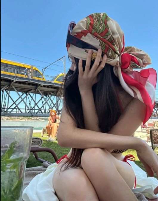 선글라스를 착용하고 여유로운 포즈를 취한 효민은 호텔 풀장과 도시 풍경을 배경으로 한 컷 한 컷마다 모델급 아우라를 드러냈다.사진=효민 SNS