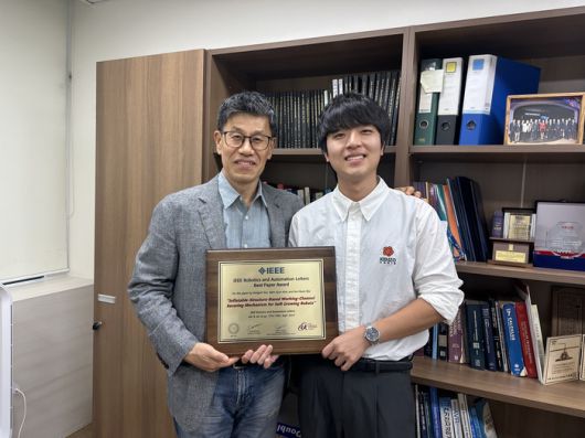 한국과학기술원(KAIST)은 건설·환경공학과 유지환 교수(왼쪽)가 최근 미국 애틀랜타에서 열린 ‘2025 IEEE 국제 로봇및자동화학회(ICRA)’에서 2024년 최우수 논문상을 받았다고 6일 밝혔다. 이 상은 지난해 출판된 전세계 1500편의 논문 중 상위 5편에만 수여되는 영예로운 상이다. 상패를 받은 유 교수가 공저자인 김남균 박사과정과 함께 활짝 웃고 있다. [KAIST]