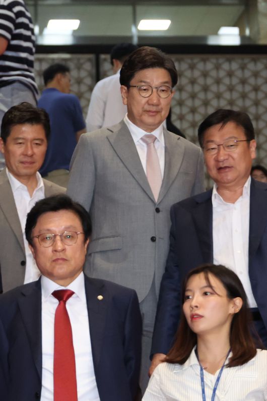 국민의힘 권성동 원내대표를 비롯한 의원들이 5일 내란특검법 등 3대 특검법안 표결에 불참한 채 국회 본회의장에서 나오고 있다. <연합뉴스>