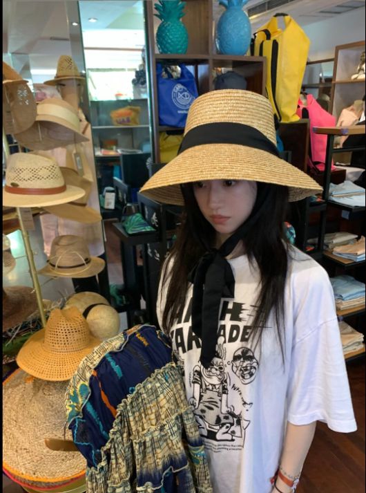 해맑은 미소는 물론, 럭셔리 리조트 감성이 물씬 풍기는 여유로운 순간들이 눈길을 끌었다사진=고윤정 SNS