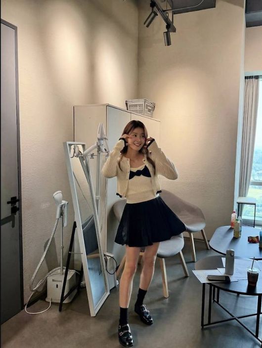 자연스러운 웨이브 헤어와 브이 포즈, 밝은 미소까지 더해진 이시영은 마치 로맨스 웹툰 속 여주인공처럼 러블리한 오라를 풍겼다.사진=이시영 SNS