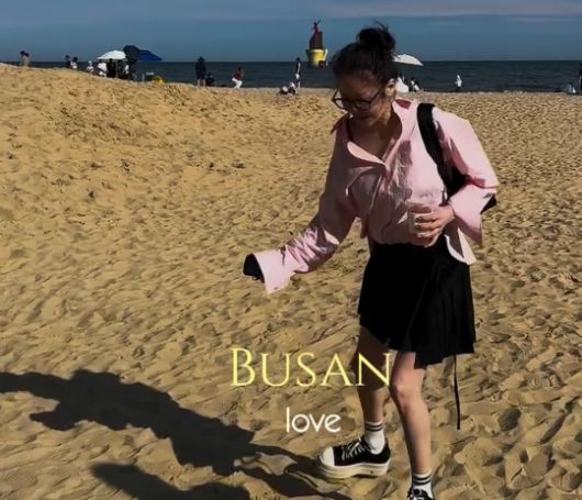 분홍 셔츠에 블랙 플리츠 미니스커트, 그리고 특유의 올림머리 스타일을 더한 사랑스러운 바캉스룩이었다.사진=고현정 SNS