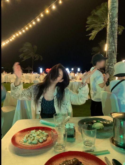 생얼에도 빛나는 피부, 긴 생머리는 자연광 아래 한층 청초하게 빛났으며, 특유의 몽환적 분위기는 평범한 상점도 런웨이처럼 보이게 만들었다.사진=고윤정 SNS