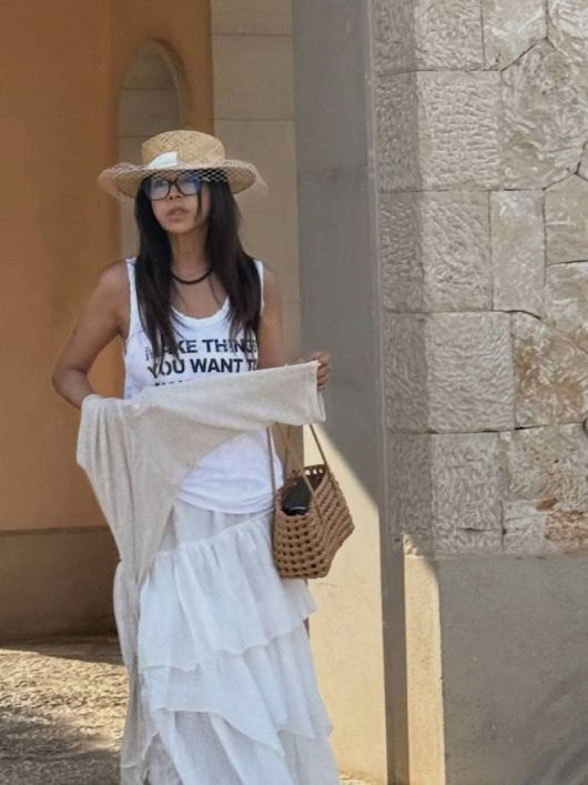 발목 위로 자연스럽게 흐르는 비대칭 스커트는 마치 유럽 하객 패션 화보를 연상케 했다.사진=황신혜 SNS