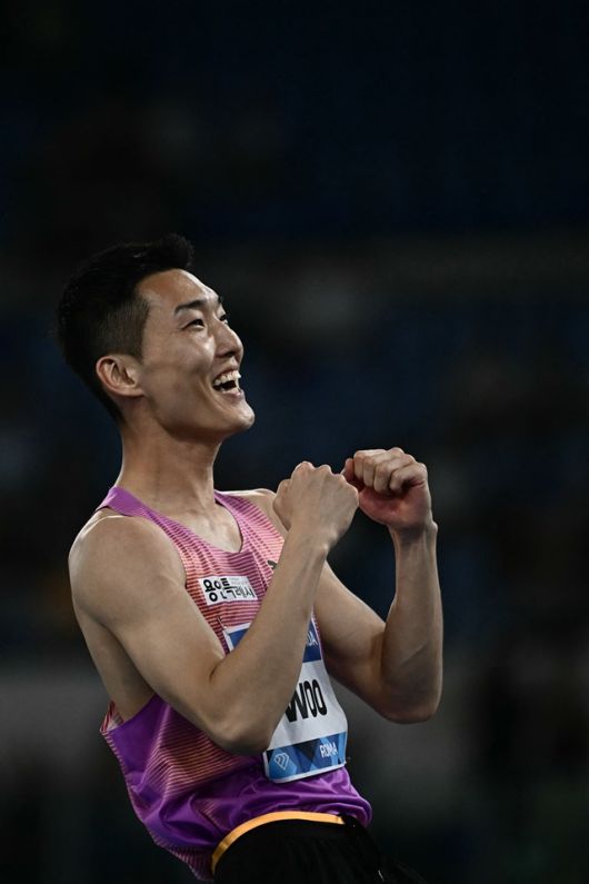 우상혁이 로마 다이아몬드리그에서 우승한 뒤 기뻐하고 있다. 사진(AFP)=연합뉴스