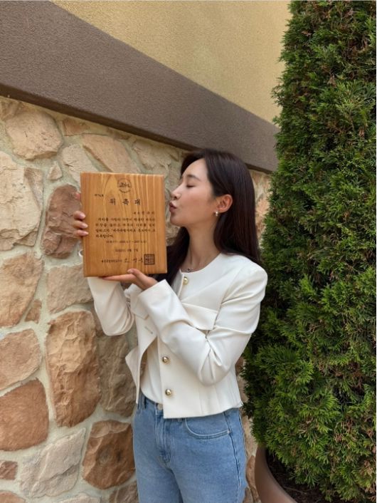 환한 미소로 위촉패를 들고 있는 사진을 공개했다. 사진=권유리 SNS