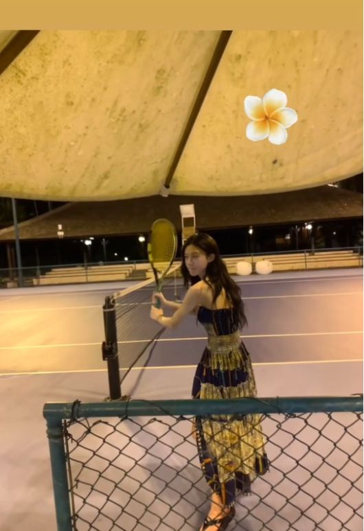 튜브탑 드레스를 입고 테니스 라켓을 들고 있다.사진=고윤정 SNS