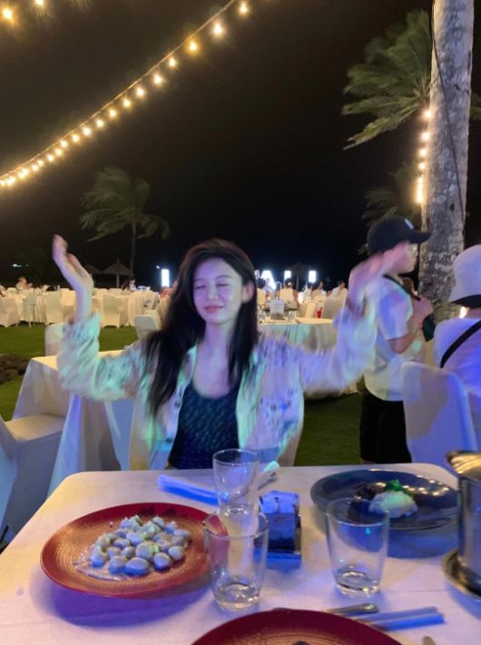 고윤정은 조명 아래에서도 압도적인 미모로 시선을 사로잡으며, ‘여신 강림’이라는 표현을 또 한 번 입증했다.사진=고윤정 SNS