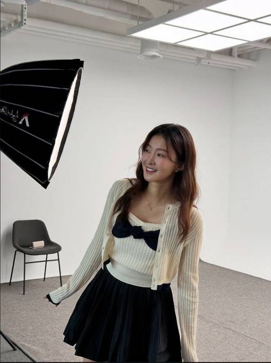 이시영은 아이보리 컬러의 리브 니트에 블랙 리본 장식이 포인트로 들어간 크롭 나시를 레이어드한 채 등장했다.사진=이시영 SNS