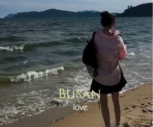 등에는 검정 백팩을 메고, 토끼 인형 키링까지 달아 유쾌한 디테일도 놓치지 않았다. 사진=고현정 SNS