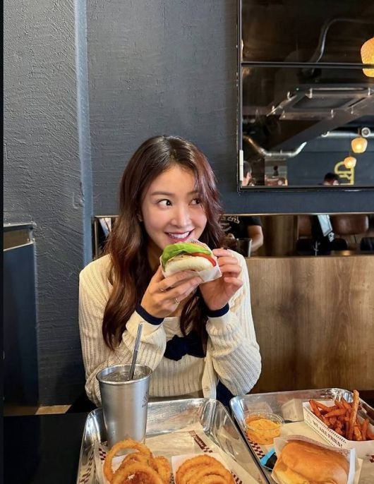 무심한 듯 연출한 컬러 배색과 군더더기 없는 디테일은 ‘꾸안꾸’의 정석이라는 평이다.사진=이시영 SNS