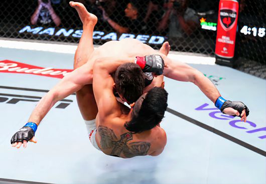 제카 사라기가 2024년 6월 미국 네바다주 엔터프라이즈 UFC on ESPN 58 페더급 경기에서 완력과 레슬링의 열세로 인해 슬램을 당하고 있다. 사진=TKO