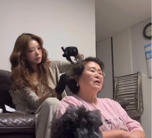 최준희가 집에서 이모할머니의 머리를 염색해주는 장면이 담겨 눈길을 끌었다.사진=최준희 SNS