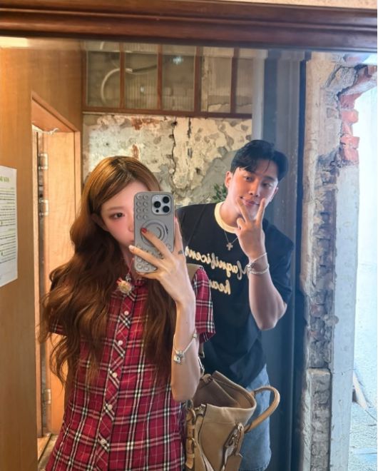 최준희는 검정 티셔츠에 청반바지를 입은 남자친구와 데이트를 즐기고 있는 모습이다. 사진=최준희 SNS