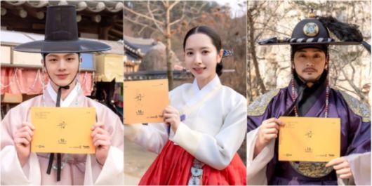 세 배우는 각각 드라마 대본을 손에 든 채 전통 한복을 갖춰 입고 마지막 촬영의 아쉬움을 담은 인증샷을 남겼다.사진=귀궁