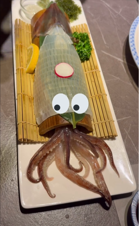 고현정은 방송 후 지인들과 함께 갑오징어를 곁들인 야식을 즐긴 사진도 공개했다.사진=고현정 SNS