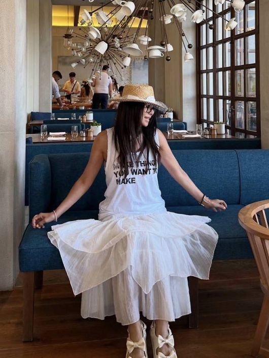 황신혜는 마요르카의 햇살 아래, 이국적인 무드가 물씬 풍기는 공간에서 순백의 하객룩을 연출했다. 사진=황신혜 SNS