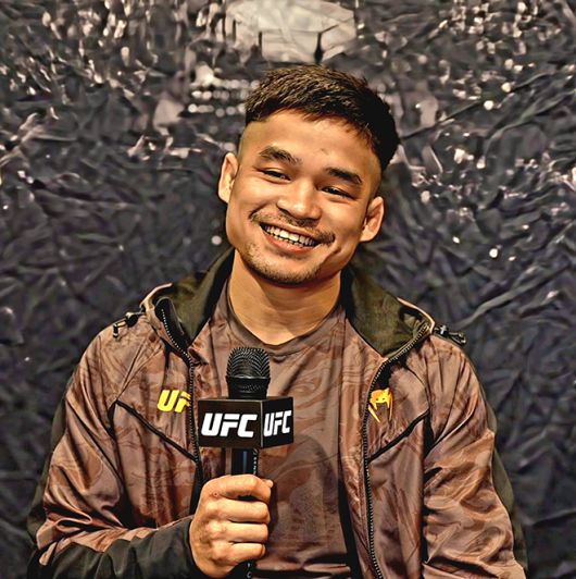 제카 사라기가 2025년 6월 UFC 316 파이트 위크 마인어 인터뷰를 하고 있다. 사진=TKO