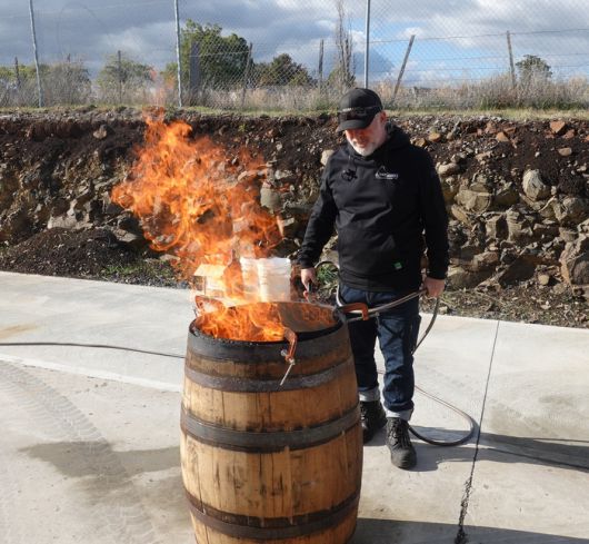 그린뱅크스 직원이 새 오크통을 사용하기 전에 내부를 불에 태우는 작업을 시연하고 있다.
