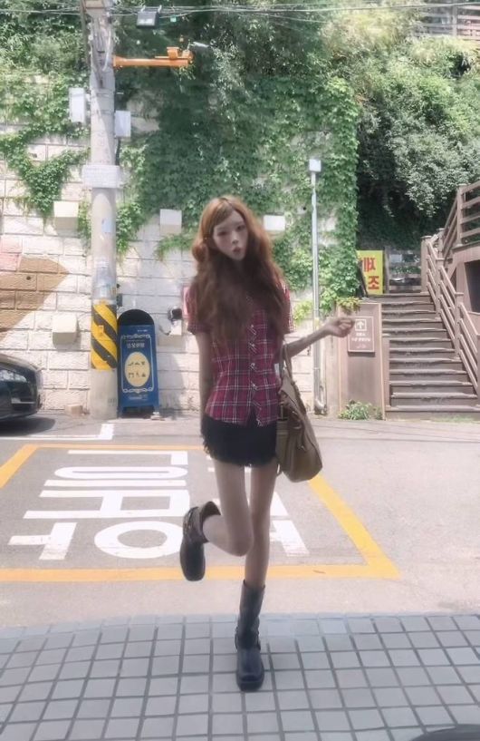 카페 앞, 골목길을 배경으로 연출된 이번 스트리트컷은 마치 한 편의 패션 필름 스틸컷을 연상케 했다.사진=최준희 SNS