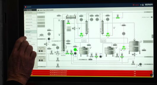 그린뱅크스 양조장의 모든 설비는 자동화율이 높아 터치스크린 조작만으로 공장 가동이 가능하다. 연간 300만리터 생산 규모에도 직원 2명이 운영할 수 있는 이유다.