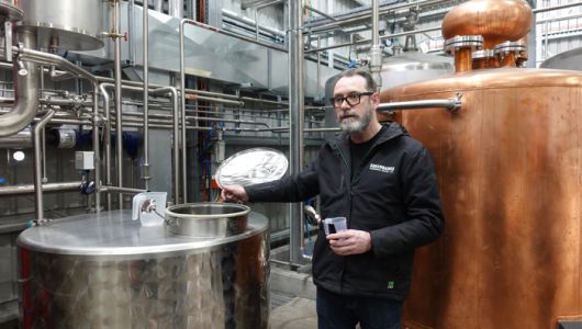 그린뱅크스의 존 슬래터리 양조책임자가 최종적으로 증류되어 나온 술에 대해 설명하고 있다. 이 술을 오크통에서 최저 3년 이상 숙성하면 위스키가 완성된다.