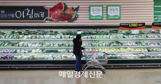 서울의 한 대형 마트에서 소비자들이 장을보고있다.2025.02.16 [이충우 기자]