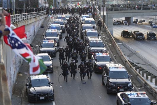 경찰관들이 전날 밤 벌어진 이민 단속 항의 시위 이후, 2025년 6월 8일 일요일 로스앤젤레스 다운타운의 메트로폴리탄 구치소 근처 101번 고속도로로 이어지는 램프를 따라 이동하고 있다. [사진 = AP 연합뉴스]