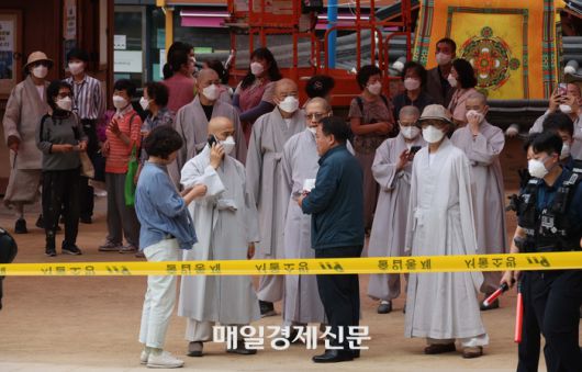 10일 서울 종로구 조계사 옆 불교중앙박물관에서 화재가 발생해 소방관들이 진화작업을 펼치고 있다. 2025.6.10 [한주형 기자]