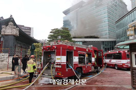 10일 서울 종로구 조계사 옆 불교중앙박물관에서 화재가 발생해 소방관들이 진화작업을 펼치고 있다. 2025.6.10 [한주형 기자]