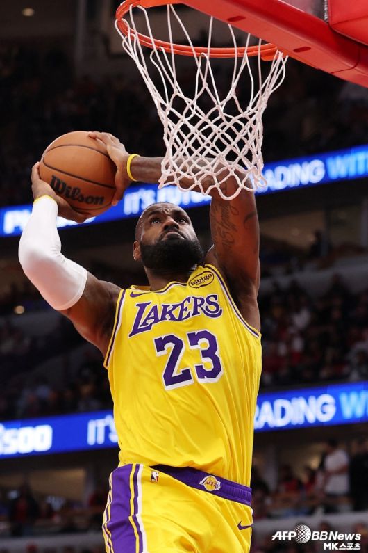 르브론 제임스는 NBA 데뷔 때부터 지금까지 단 한 번도 위협적이지 않은 적이 없다. 전성기 시절에는 알고도 막을 수 없는 피지컬을 자랑, 림을 향해 돌격만 해도 막을 수 없었다. 이후에는 동료를 살려주는 패스 능력까지 선보이며 포인트 포워드로서의 완벽한 존재감을 드러냈다. 사진=AFPBBNews=News1