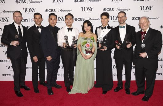 토니상 6관왕에 오른 뮤지컬 ‘어쩌면 해피엔딩’ 팀이 촬영을 하고 있다. 왼쪽부터 헌터 아널드, 데즈 듀런, 마커스 최, 박천휴, 헬렌 J 선, 대런 크리스, 윌 애런슨, 제프리 리처드. [EPA = 연합뉴스]