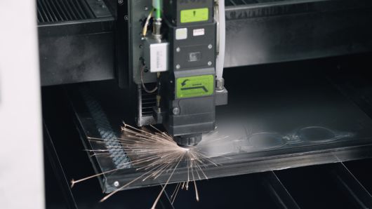 브리즘 인천 검단 공장에서 티타늄 레이저 커팅이 이뤄지고 있다. [사진 = 브리즘]