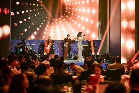 식사 코스 사이사이 진행한 퍼포먼스 / 사진=샌즈 차이나