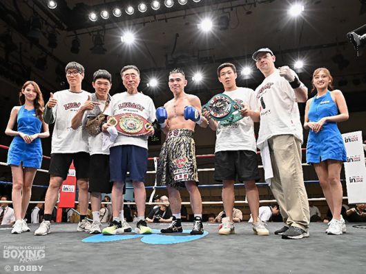 김주영이 2025년 6월 일본 도쿄 고라쿠엔홀 슈퍼라이트급 통합타이틀매치 승리 후 기념 촬영을 하고 있다. 왼쪽은 세계복싱기구 아시아태평양, 오른쪽은 동양태평양복싱연맹 챔피언 벨트다. 사진=ボクシングモバイル(boxmob.jp) 제공