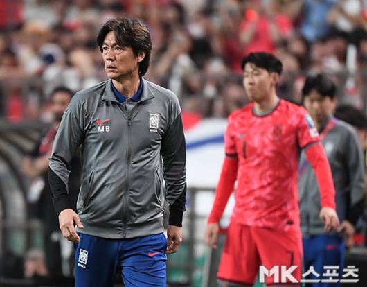 홍명보 감독은 “기뻤던 건 이라크 원정에서 월드컵 본선 진출을 확정 지었을 때 같다. 우리의 가장 큰 목표는 월드컵 진출이었고 목표를 이뤘기 때문이다. 힘들었던 건 매번 그랬다. 경기 내외할 것 없이 말이다. 그래도 우리 선수단과 함께 같은 목표를 두고 이뤄야 한다는 의식을 가졌기에 오늘까지 올 수 있었다”고 이야기했다. 사진(상암 서울)=천정환 기자