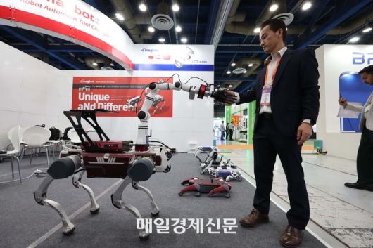 11일 서울 강남구 삼성동 코엑스에서 열린 ‘2025 스마트테크코리아’를 찾은 관람객들이 전시물을 살펴보고 있다. 2025.6.11 [한주형기자]