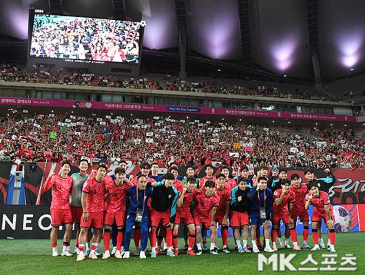 11회 연속 월드컵 본선 진출을 자축한 홍명보호. 사진=천정환 기자