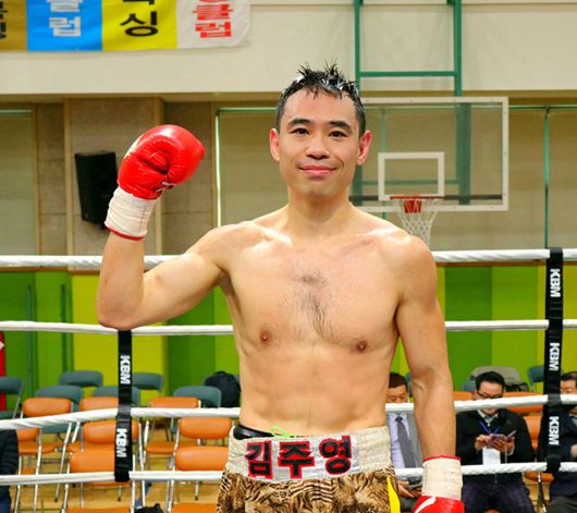 김주영이 2025년 3월 서울특별시 이태원초등학교 특설링에서 대한민국 현역 프로권투선수 최장 13연승을 달성 후 기념 촬영을 하고 있다. 사진=KBM 한국복싱커미션